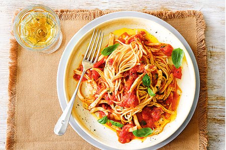 Спагетти с кальмарами и базиликом