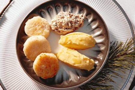 Тефтели из щуки с грибным соусом и картофельным пюре