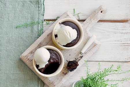 Быстрый горячий шоколадный десерт с мороженым