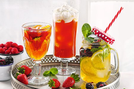 Холодный ромашковый чай с ягодами