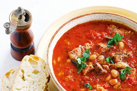 Быстрый томатный суп с фасолью и тунцом