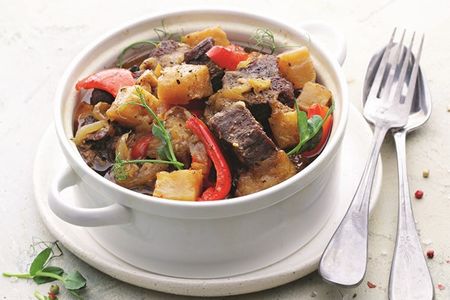 Жаркое из говядины с перцем и сельдереем на квасе