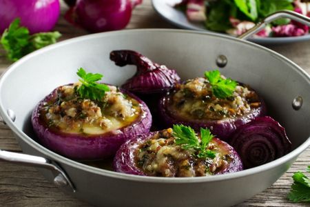 Фаршированный курицей ялтинский лук